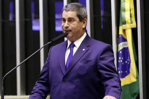 Deputado diz não se arrepender de arrancar cartaz sobre racismo