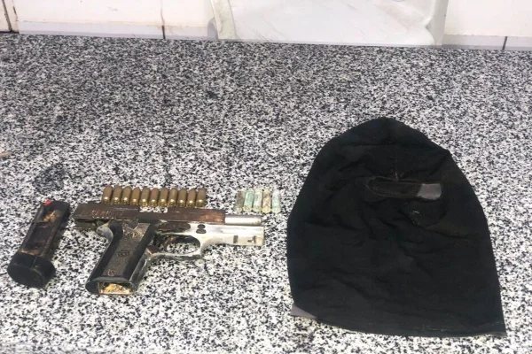 Imagem colorida, armas, munições e uma touca preta - Metrópoles