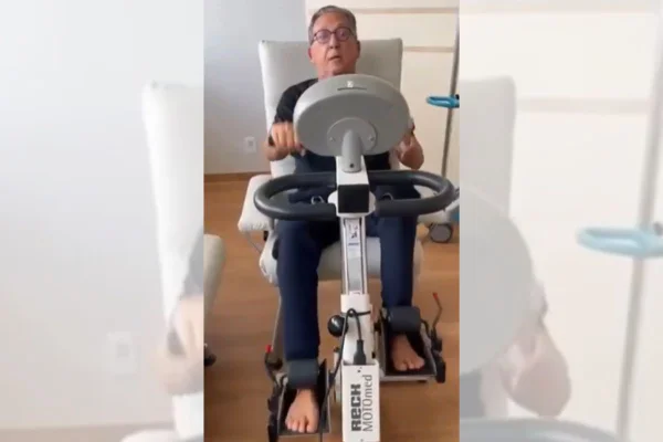 Galvão Bueno fazendo exercícios