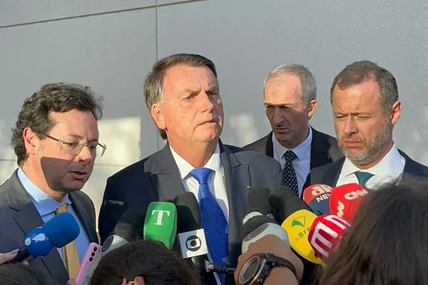 Imagem colorida de Jair Bolsonaro, Fabio Wajngarten e Paulo Amador durante entrevista - Metrópoles