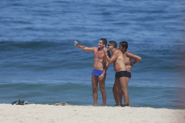 Renato Gaúcho curte dia de sol no Rio com amigos na praia