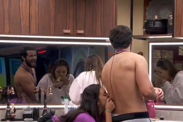 Foto colorida de Alane mordendo Matteus no BBB 24 - Metrópoles