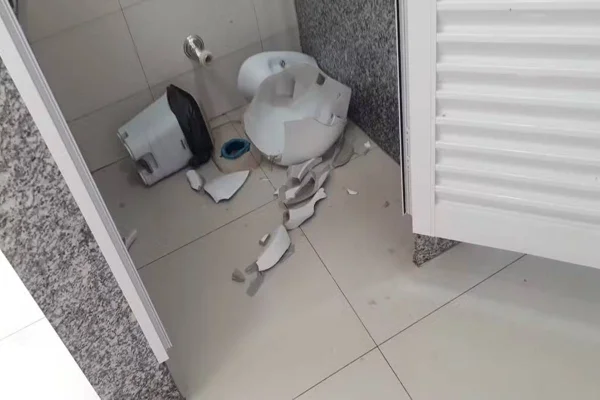 Vaso sanitário quebrado no Restaurante Comunitário de Samambaia