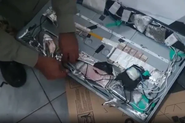 TV recheada de drogas, armas e celulares é encontrada pela polícia em Goiás