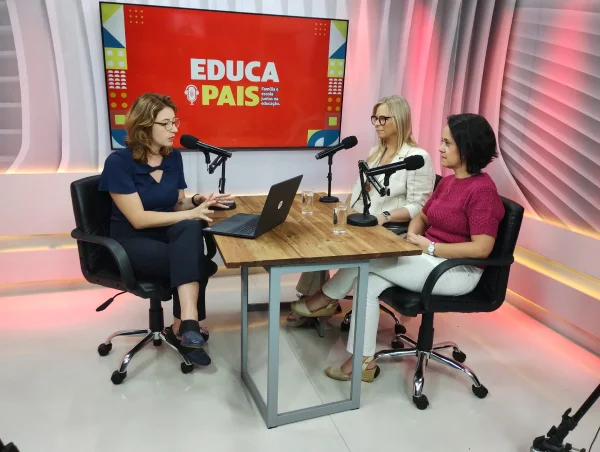 Foto colorida da gravação do primeiro episódio do videocast EducaPais - Metrópoles