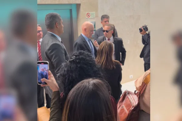 Imagem colorida de Alexandre de Moraes com infuencer Mizael Silva