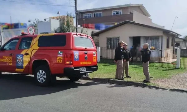 Pai e madrasta ficam gravemente feridos após jovem esfaqueá-los
