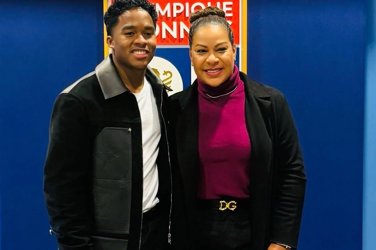Endrick e a mãe, Cíntia Ramos, posam juntos e sorridentes Endrick e a mãe, Cíntia Ramos, posam juntos e sorridentes