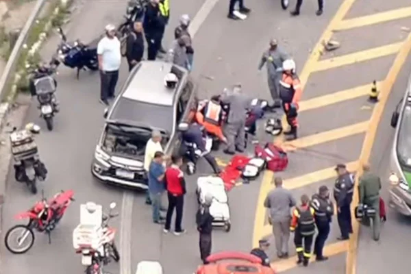 Acidente deixou a Avenida Raimundo Pereira de Magalhães totalmente bloqueada; Vítima foi retirada em parada cardiorrespiratória - Metrópoles