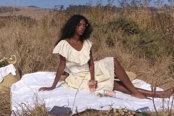 Mulher posando com a tendência cottagecore