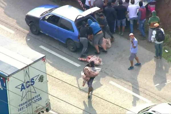 Caminhão de carne é saqueado após tomar em SP