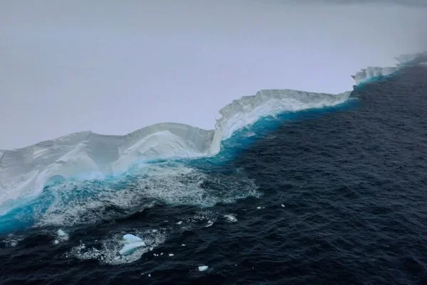 Imagem colorida do iceberg gigante A23a - Metrópoles