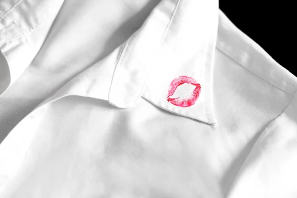 Camisa branca com marca de batom na gola - Metrópoles