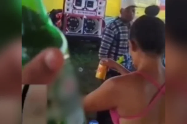 Mãe é flagrada em festa antes de prisão por morte de 3 filhos