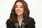 Cátia Fonseca posa sorridente com um look todo preto