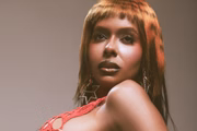Ella Viana posa para fotos de divulgação de sua nova música