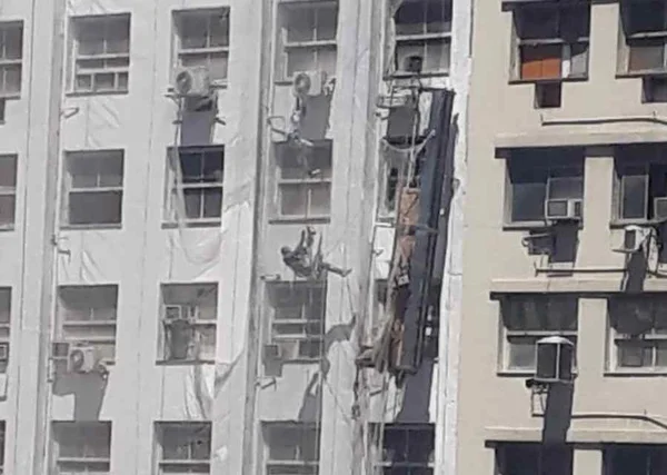 Homens ficam pendurados ao lado de fora do 12° andar de prédio no Rio
