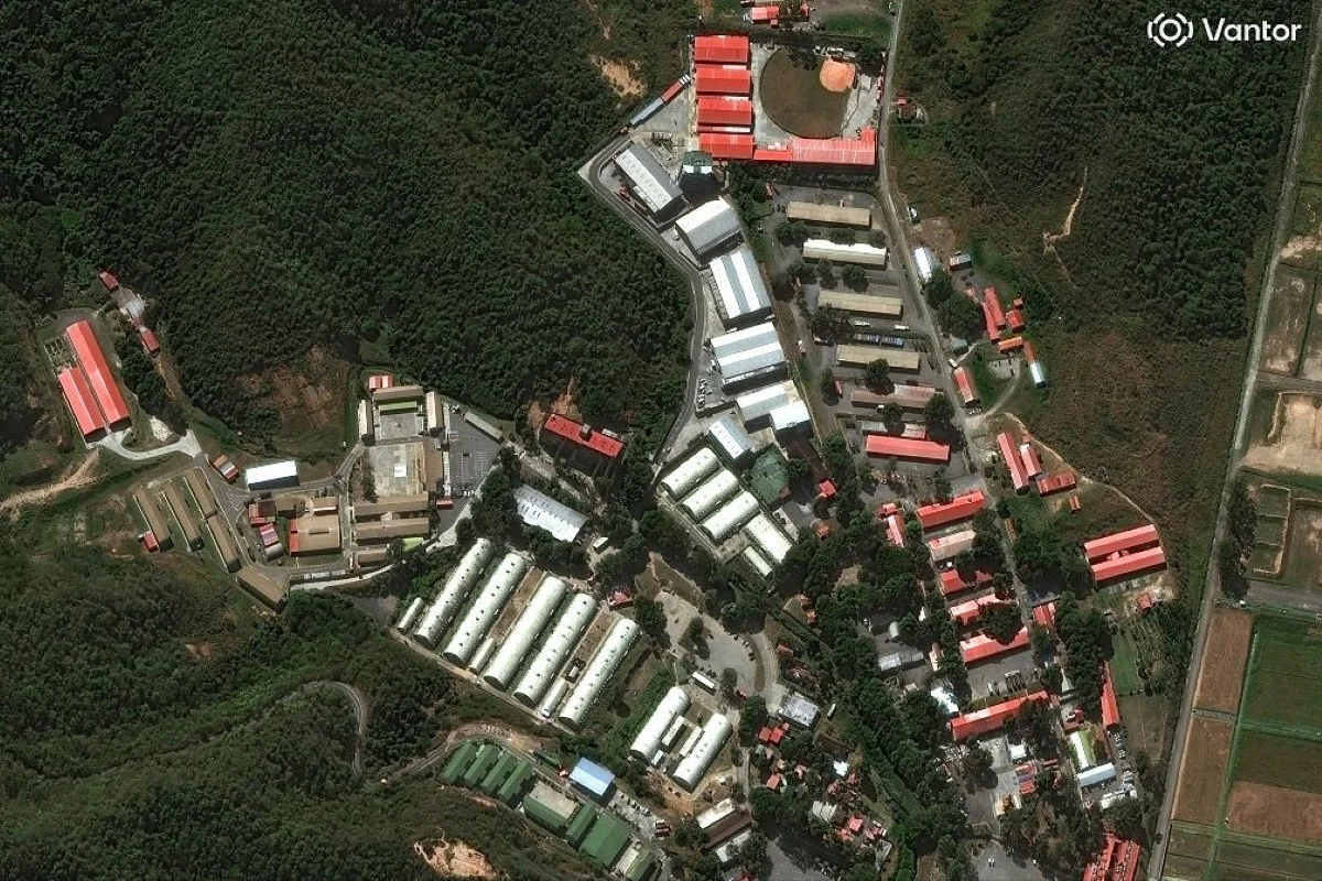 Imagem de satélite da Vantor mostra uma visão geral dos edifícios e equipamentos militares no complexo militar de Fuerte Tiuna, em Caracas, antes dos ataques Imagem de satélite da Vantor mostra uma visão geral dos edifícios e equipamentos militares no complexo militar de Fuerte Tiuna, em Caracas, antes dos ataques