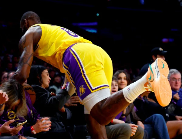 LeBron James em jogo dos Lakers na NBA - Metrópoles