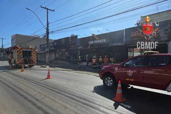 Bombeiros combatem fogo em hamburgueria em Ceilândia