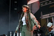 Lola Young passa mal e desmaia durante show no festival All Things Go  em Nova York