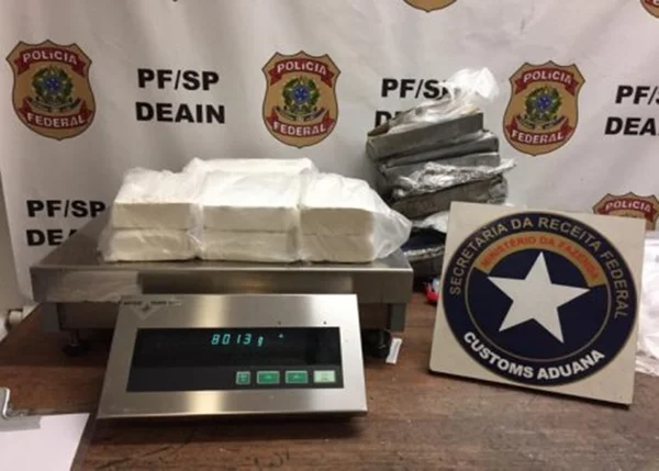 Cão da Receita Federal fareja oito quilos de cocaína em Cumbica (SP)