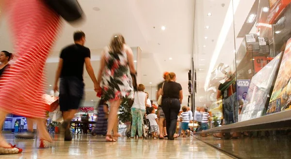 Vendas do comércio crescem 0,3% de fevereiro para março, diz IBGE