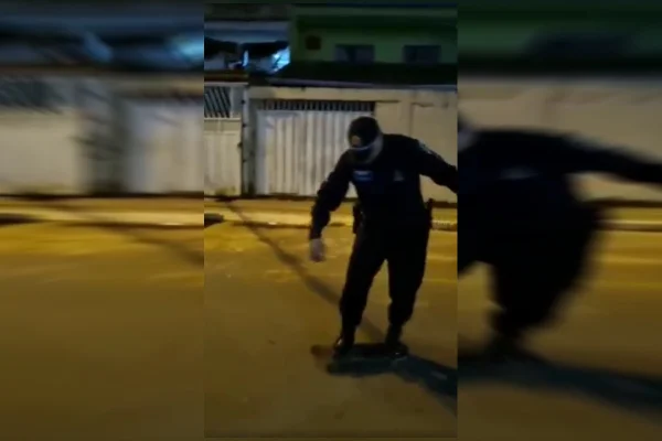 Policial Militar diverte crianças andando de skate no Riacho Fundo II