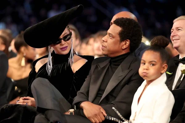 Filha de Beyoncé e Jay-Z rouba a cena no Grammy