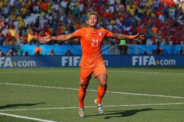 Foto colorida de Depay comemorando gol pela Holanda em Itaquera - Metrópoles
