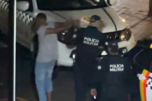 Suspeito e policiais - Metrópoles