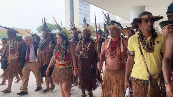 Indígenas marcham no Palácio do Planalto