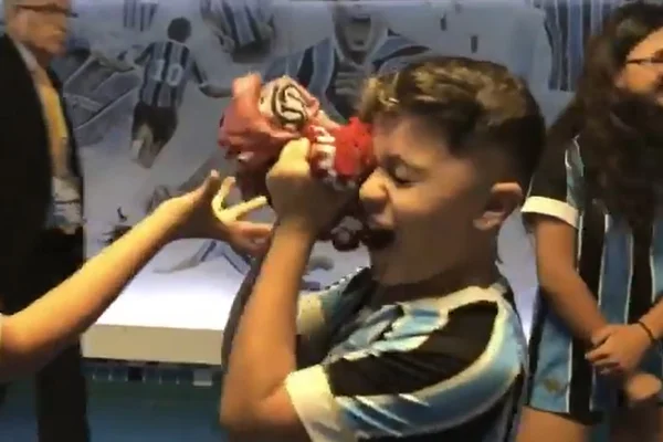 Vídeo: pequeno gremista ganha camisa de Gabigol e se emociona
