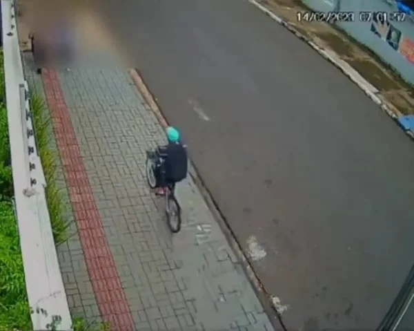 Imagem colorida de câmera de segurança que flagra ação criminosa de homem - Metrópoles