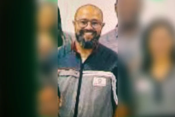 Imagem colorida de homem negro com barba