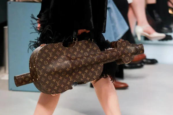 na imagem com cor, foto do desfile da Louis Vuitton - metrópoles