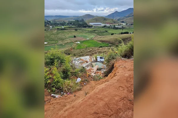 Criança de três anos fica ferida em MG após carreta cair em ribanceira