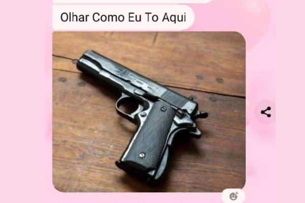 Homem esfaqueia mulher, foge e manda foto de arma: “Como eu tô aqui”