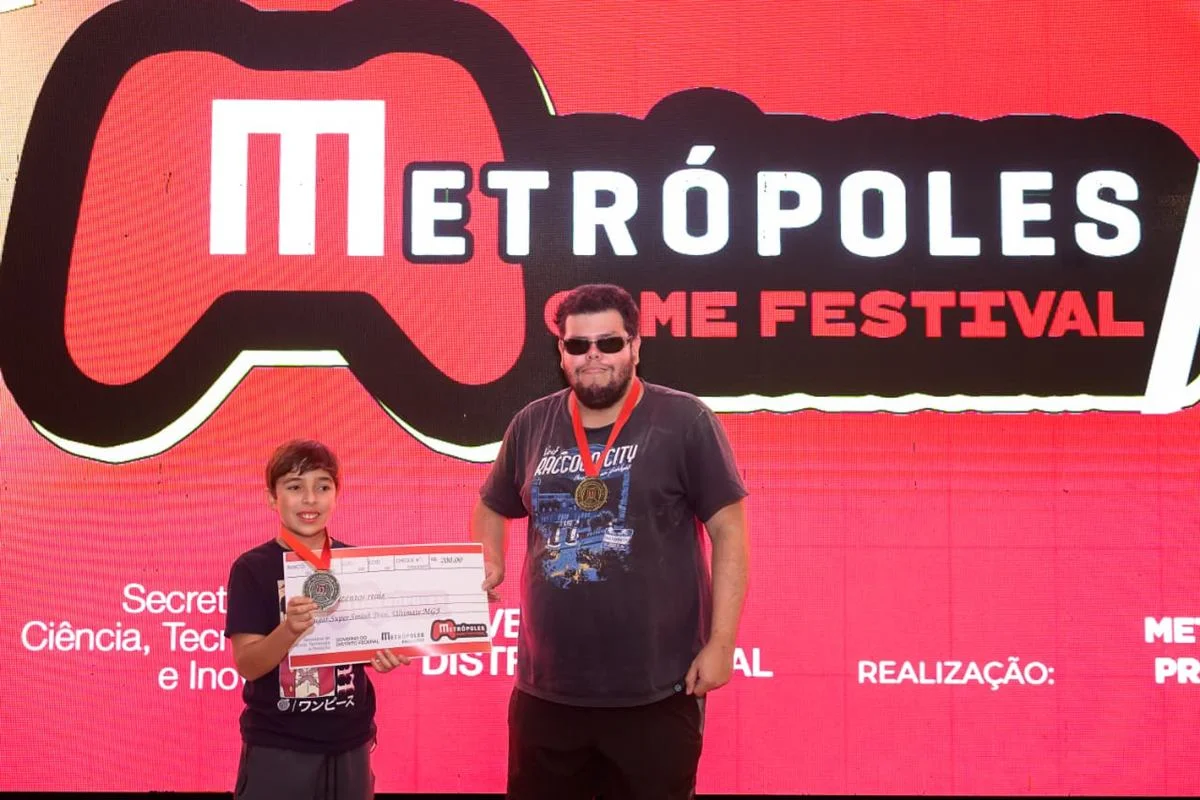 João Pedro ao lado de Marcelo Jesus, 32 anos, que ficou em 5º lugar na competição de Super Smash Bros. durante o Metrópoles Game Festival João Pedro ao lado de Marcelo Jesus, 32 anos, que ficou em 5º lugar na competição de Super Smash Bros. durante o Metrópoles Game Festival