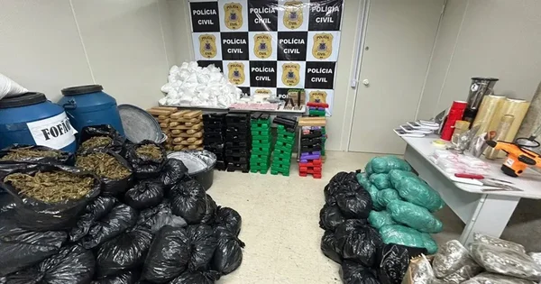 Imagem colorida de drogas apreendidas dentro de laboratório de hotel em Salvador - Metrópoles