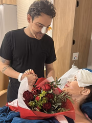 Fernando Zor deu flores para a namorada, Lara Bissi, após operação
