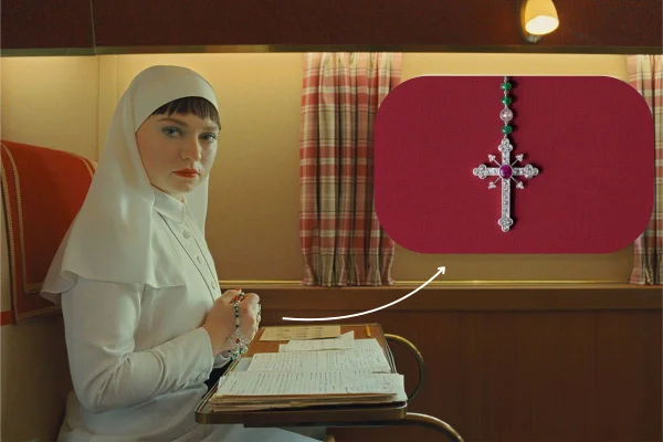 Cena do filme O Esquema Fenício, de Wes Anderson, com rosário feito pela Cartier - Metrópoles