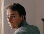 Edward Norton tem no currículo três indicações ao Oscar. Porém, trabalhar ao lado dele é algo que os colegas tentam evitar. O ator tem fama de dar muitas sugestões nos filmes. Ele, inclusive, deu pitaco na edição de “A Outra História Americana” (1998), por não confiar na competência do diretor de fotografia Tony Kaye. O ator também brigou com produtores de “O Incrível Hulk” (2008). Por isso, ele sequer participou das turnês de divulgação do blockbuster Edward Norton tem no currículo três indicações ao Oscar. Porém, trabalhar ao lado dele é algo que os colegas tentam evitar. O ator tem fama de dar muitas sugestões nos filmes. Ele, inclusive, deu pitaco na edição de “A Outra História Americana” (1998), por não confiar na competência do diretor de fotografia Tony Kaye. O ator também brigou com produtores de “O Incrível Hulk” (2008). Por isso, ele sequer participou das turnês de divulgação do blockbuster