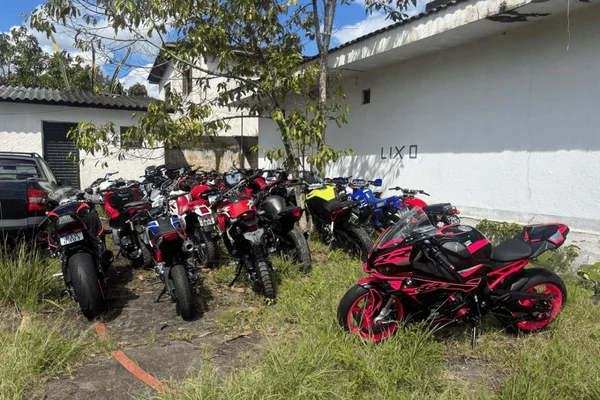 Imagem colorida de veículos apreendidos durante operação que prendeu influenciador especialista em rifas ilegais online - Metrópoles