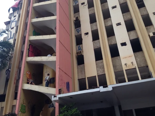 Sem-teto invadem hotel abandonado na Asa Norte. Assista vídeo