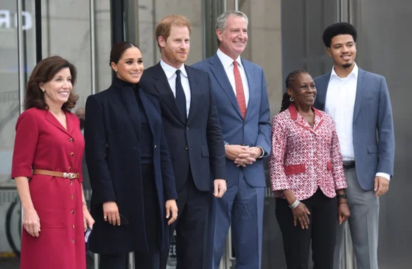 Prefeito de NY, Bill de Blasio, se encontra com príncipe Harry e Meghan Markle