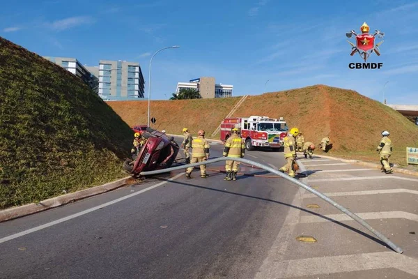 Carro bate em poste e capota em acesso próximo à Ponte do Bragueto