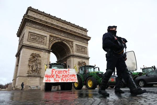Trator à frente do Arco do Triunfo, em Paris, durante protestos de agricultores contra acordo UE-Mercosul