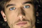 Marco Furlan posa sério para as redes sociais