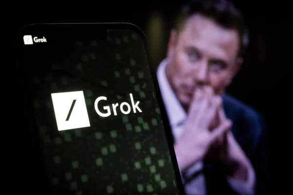 Imagem do chatbot de IA Grok 3, lançado por Elon Musk, que aparece ao fundo - Metrópoles